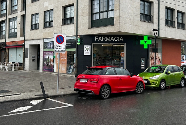 Imaxe do estacionamento diante da farmacia da galera en Betanzos