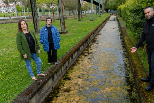 Imaxe dos concelleiros do BNG de Betanzos nos estanques do parque do Pasatempo