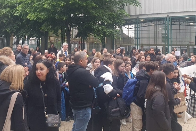 Os alumnos de CEIP Irmáns Villar maniféstanse ante a falta de prazas no IES Otero Pedrayo