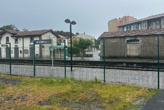 Imaxe da estación de tren de Teixeiro valada