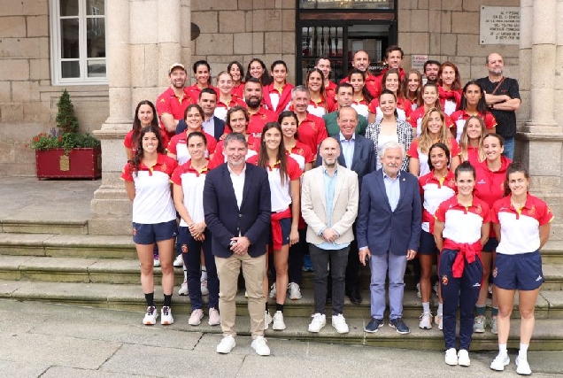 O alcalde de Ourense, Gonzalo Pérez Jácome, recibe á selección española de hockey herba