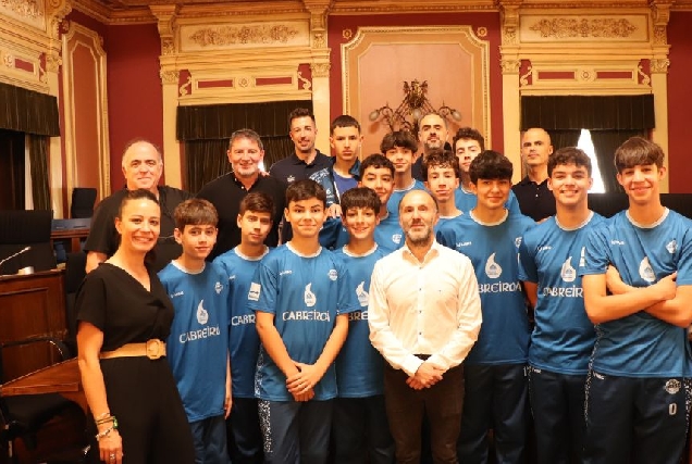 O alcalde de Ourense, Gonzalo Pérez Jácome, recibe ao equipo infantil do COB