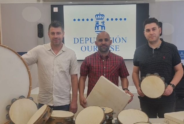 Entrega de instrumentos musicais tradicionais realizados no Obradoiro de Instrumentos da Deputación de Ourense