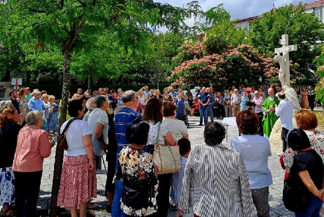 Inauguración do novo cruceiro da parroquia de Santa Teresita