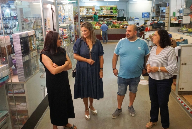 Imaxe da visita de delegada da Xunta ao mercado de Elviña