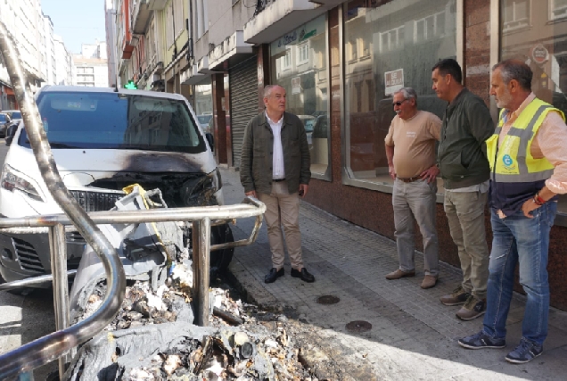 Imaxe de Miguel Lorenzo visitndo un conteñedor de lixo queimado