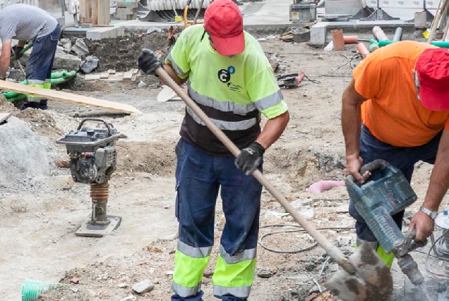 Imaxe dos operarios facendo al obras na Coruña