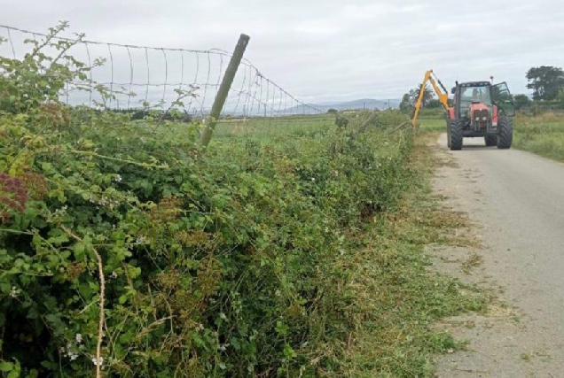 Imaxe da estrada en Ribadeo con innación da Deputación