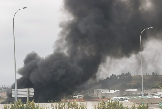 Incendio no polígono da Grela, imaxe cedida de @belen_prego