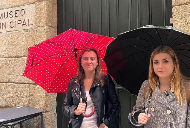 Natalia González e Alba Iglesias fronte ao Museo Muncipal de Ourense