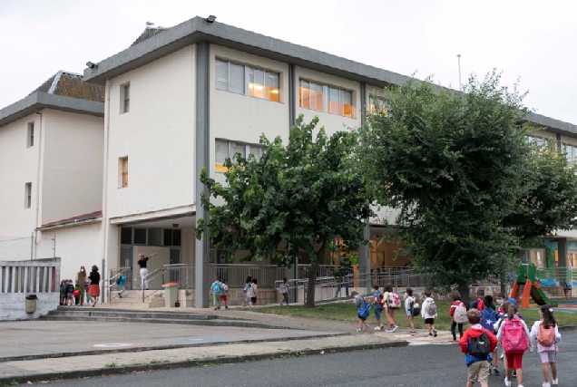 Os escolares do CEIP Víctor López Seoane, no seu percorrido ao centro educativo