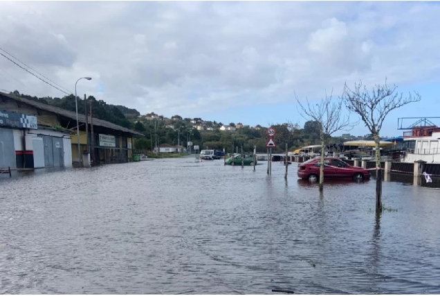 Porto de Betanzos, asolagado polo desbordamento da ría debido ás mareas vivas