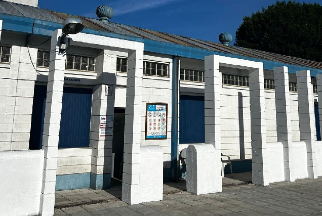entrada-piscina-Frigsa-exterior-Lugo